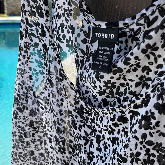 Black and white floral see through tunic sleeveless torrid size 2 , plus size - Picture 7 of 12